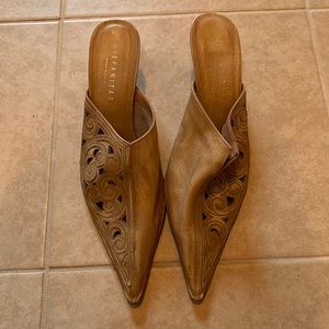 Spanish leather heeled pointed toe pumps